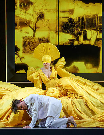 &bdquo;Ich bin ein Sterbender, der nicht sterben kann&ldquo;: Nikolaj Alexander Brucker spielt den Au&szlig;erirdischer Thomas Jerome Newton und ist damit auch ein Wiederg&auml;nger David Bowies.