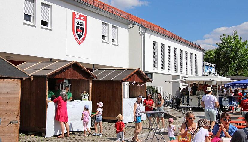 Das neue Vereinsheim strahlt im hellen Sonnenschein. Der TSV Kupferzell lädt nach dem Jubiläums-Festakt Gäste und Bürger zum Tag der offenen Tür ein.