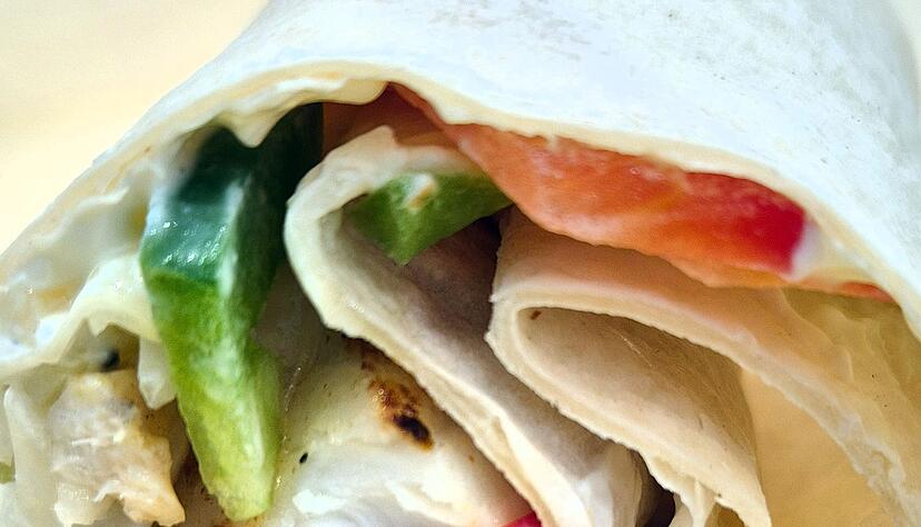 Der pers&ouml;nliche Geschmack entscheidet: Als F&uuml;llung f&uuml;r einen Wrap eignet sich im Grunde jeder Fisch, wie hier ein Kabeljau.