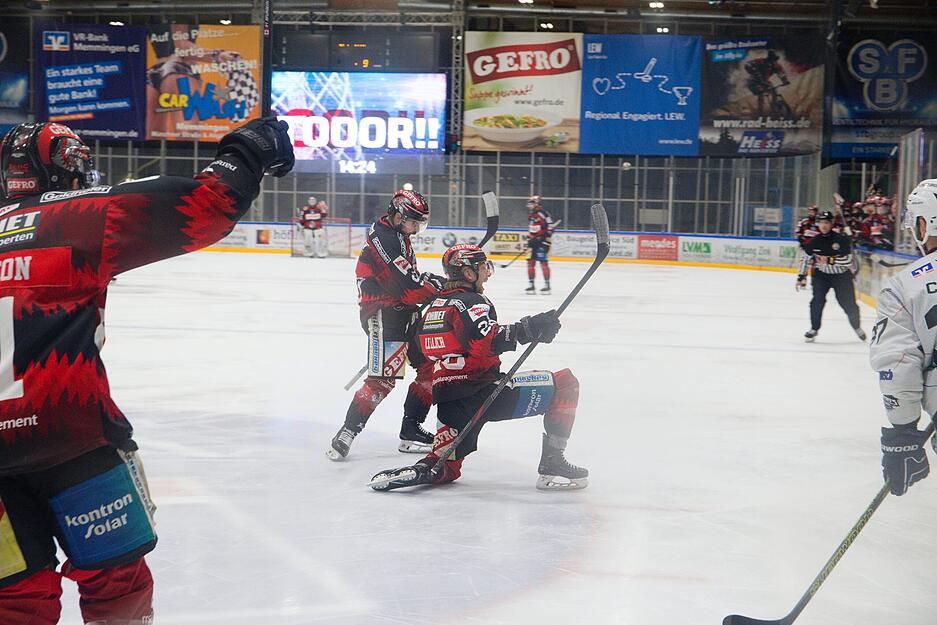 Der Jubel war groß bei den Memmingen Indians, denn die Serie gegen die Heilbronner Falken erlebt ein Spiel fünf. Der Jubel war groß bei den Memmingen Indians, denn die Serie gegen die Heilbronner Falken erlebt ein Spiel fünf.