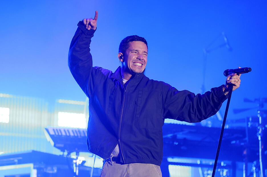 Nico Santos ist bekannt für Hits wie „Rooftop“ oder „Play with Fire“, mit denen er die Charts eroberte. Bei Haigern Live stand er am Samstag als Headliner des Festivals auf der Bühne.