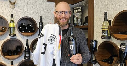 Der Rotwein "Cuvée Hirsch, Großes Geweih" von Christian Hirsch wird ab dem 10. Oktober im VIP-Bereich bei DFB-Spielen ausgeschenkt.
