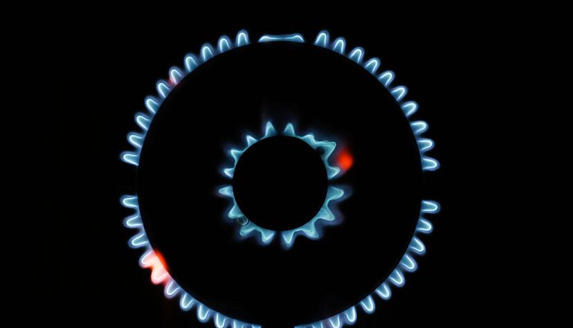 Flammen sind an einem Gasherd zu sehen.