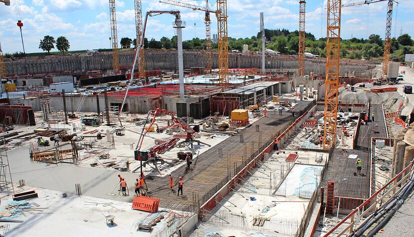 1000 Kubikmeter Beton verarbeiten die Arbeiter auf der Großbaustelle pro Tag. Gemischt wird der Baustoff in einer eigens angemieteten Anlage, Pumpen befördern ihn auf die Baustelle. 1000 Kubikmeter Beton verarbeiten die Arbeiter auf der Großbaustelle pro Tag. Gemischt wird der Baustoff in einer eigens angemieteten Anlage, Pumpen befördern ihn auf die Baustelle.
