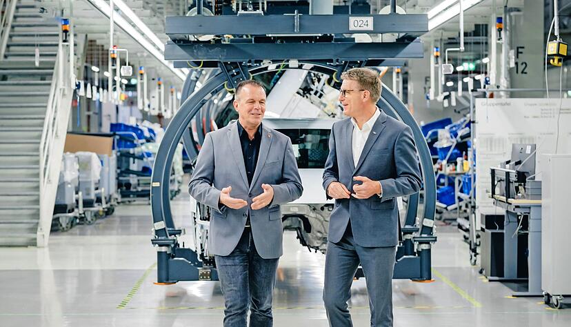 Betriebsratschef Rainer Schirmer (links) und Werkleiter Fred Schulze haben über ein Jahr für die beiden neuen E-Autos gekämpft. Betriebsratschef Rainer Schirmer (links) und Werkleiter Fred Schulze haben über ein Jahr für die beiden neuen E-Autos gekämpft.