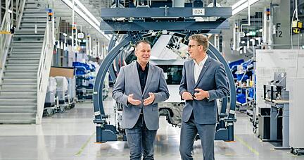 Reger Austausch: (von links) Betriebsratschef Rainer Schirmer und Werkleiter Fred Schulze.