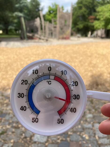 Trotz schattigem Plätzchen auf einer Parkbank am Spielplatz am Friedensplatz, spürt man in Heilbronn die Hitze deutlich. Auch das Thermometer schlägt aus: Um 14.30 Uhr hat es dort knapp 35 Grad.