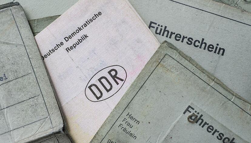 Alte Lappen ausrangiert: Führerscheine in der EU müssen nach gestaffelten Fristen umgetauscht werden. Alte Lappen ausrangiert: Führerscheine in der EU müssen nach gestaffelten Fristen umgetauscht werden.