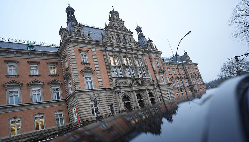 Der Prozess gegen die mutmaßlichen Mitglieder einer rechtsextremistischen Terrorzelle soll im Hamburger Strafjustizgebäude stattfinden. (Archivbild) Der Prozess gegen die mutmaßlichen Mitglieder einer rechtsextremistischen Terrorzelle soll im Hamburger Strafjustizgebäude stattfinden. (Archivbild)