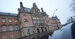 Der Prozess gegen die mutma&szlig;lichen Mitglieder einer rechtsextremistischen Terrorzelle soll im Hamburger Strafjustizgeb&auml;ude stattfinden. (Archivbild)