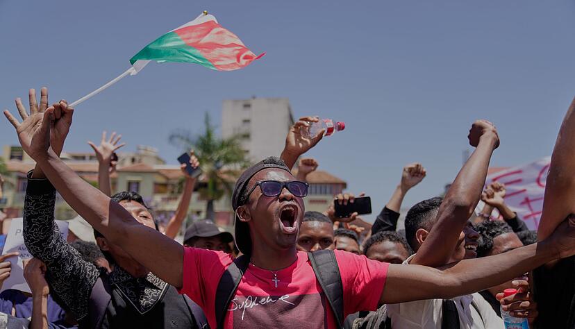 Auch wenn einige Menschen in Jubel ausbrechen - der Putsch markiert einen Bruch mit der verfassungsm&auml;&szlig;igen Ordnung.