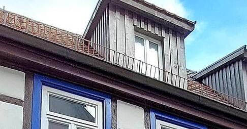 Bis Ende Juni muss die Fensterlaibung in Rot umgestrichen sein.
Foto: Ute Pl&uuml;ckthun