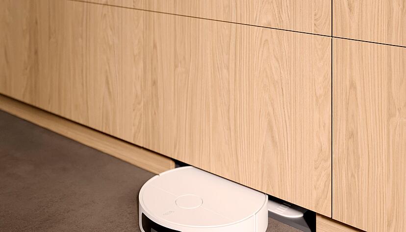 Unsichtbar: Durch die Aussparung an der Sockelleiste gelangt der Putzroboter zu seiner Ladestation.