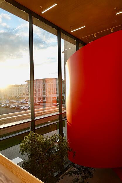 Das Treppenhaus im Neubau - im bekannten Würth-Rot Das Treppenhaus im Neubau - im bekannten Würth-Rot