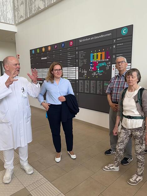 Direktorin Melanie Junge (links) und der Ärztliche Direktor, Professor Wolfgang Linhart, begrüßen die Gruppe im neuen Foyer.