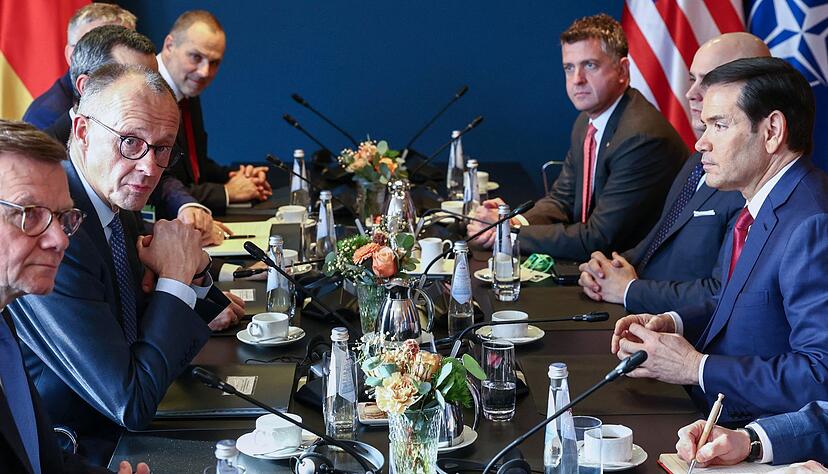 «Zwischen Europa und den Vereinigten Staaten von Amerika hat sich eine Kluft, ein tiefer Graben aufgetan», konstatierte Kanzler Merz in seiner Rede bei der MSC. Später traf er sich dann mit US-Außenminister Marco Rubio. «Zwischen Europa und den Vereinigten Staaten von Amerika hat sich eine Kluft, ein tiefer Graben aufgetan», konstatierte Kanzler Merz in seiner Rede bei der MSC. Später traf er sich dann mit US-Außenminister Marco Rubio.