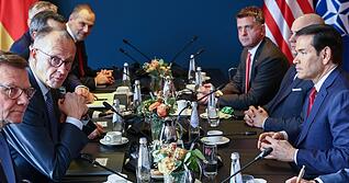 &laquo;Zwischen Europa und den Vereinigten Staaten von Amerika hat sich eine Kluft, ein tiefer Graben aufgetan&raquo;, konstatierte Kanzler Merz in seiner Rede bei der MSC. Sp&auml;ter traf er sich dann mit US-Au&szlig;enminister Marco Rubio.