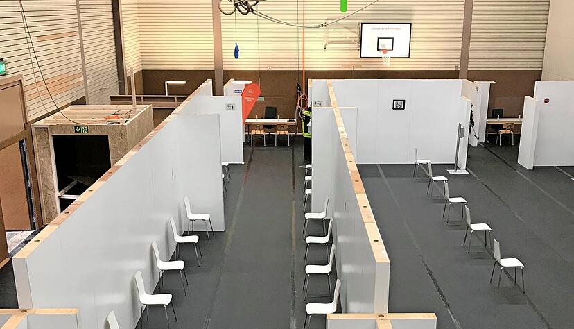 Sobald der Impfstoff vom Land da ist, kann es losgehen. Dann werden die Menschen wie durch ein Labyrinth von Station zu Station geführt. Foto: Yvonne Tscherwitschke