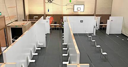 Sobald der Impfstoff vom Land da ist, kann es losgehen. Dann werden die Menschen wie durch ein Labyrinth von Station zu Station geführt.