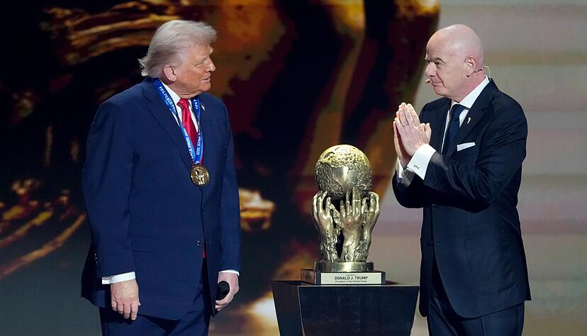 Für viele war es Anbiederei: FIFA-Boss Infantino (r.) und US-Präsident Trump bei der WM-Auslosung. (Archivbild) Für viele war es Anbiederei: FIFA-Boss Infantino (r.) und US-Präsident Trump bei der WM-Auslosung. (Archivbild)