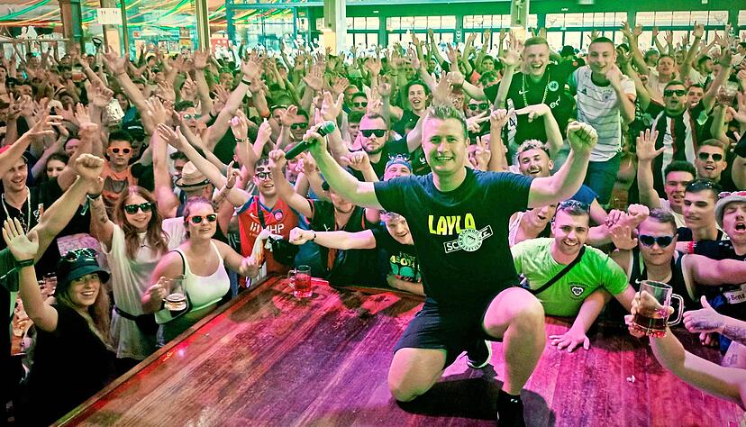 Michael Müller alias Schürze bei einem Auftritt am Bierkönig. Nicht nur am Ballermann läuft „Layla“ rauf und runter. Michael Müller alias Schürze bei einem Auftritt am Bierkönig. Nicht nur am Ballermann läuft „Layla“ rauf und runter.