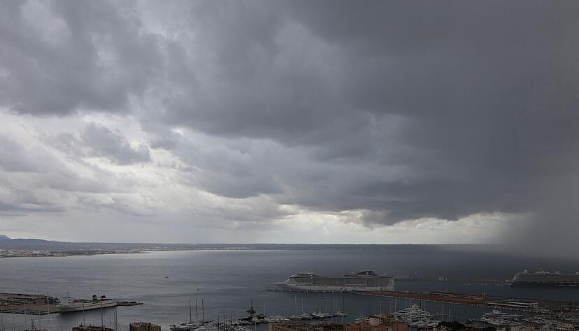 Für Mittwoch warnt der Wetterdienst Aemet vor heftigen Regenfällen sowie schweren Sturmböen und rief die Alarmstufe Orange aus.