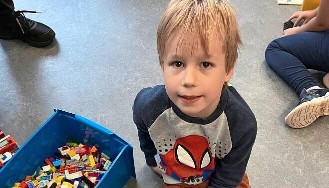 Ole baut eine Rakete aus den bunten Legosteinen. Er freut sich auf die erste Klasse, in die er nach den Ferien kommt. Ole baut eine Rakete aus den bunten Legosteinen. Er freut sich auf die erste Klasse, in die er nach den Ferien kommt.