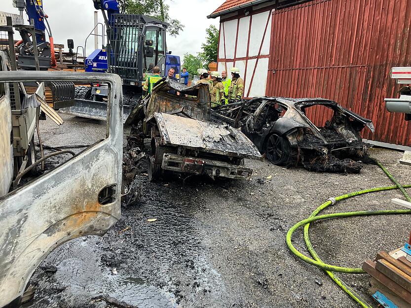 Am Montagmorgen lief der Einsatz für die Feuerwehr nach dem Brand in Öhringen weiter.