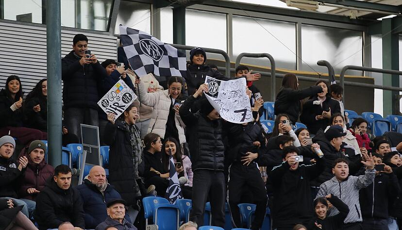 Beim bislang einzigen Heimsieg des VfR Heilbronn gegen den SSV Ehingen-S&uuml;d sorgen Jugendliche des Sozialpartners Helene-Lange-Realschule f&uuml;r Stimmung.