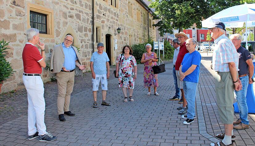 Uwe Ralf Heer, Chefredakteur (links), und HZ-Redakteurin Bettina Hachenberg (vierte von links) sprechen mit Lesern aus der Gemeinde Pfedelbach. 
Foto: Stefanie Jani