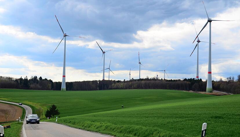 Tempo und Vorfahrt für die Windenergie? Dies ist längst nicht überall der Fall. Hier im Harthäuser Wald jedoch drehen sich seit 2015 schon 18 Anlagen.