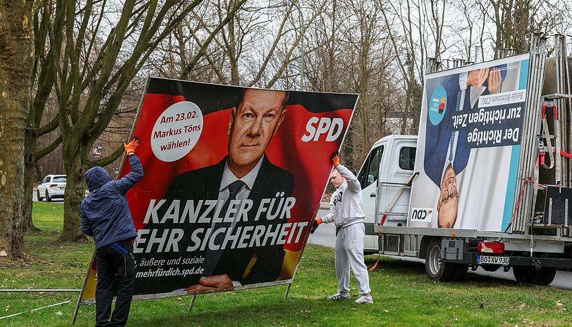 Schon werden die ersten Wahlplakate abgebaut, wie hier in Gelsenkirchen. In der nordrhein-westf&auml;lischen Stadt landete die AfD laut Daten der Bundeswahlleiterin mit 24,7 Prozent der Zweitstimmen knapp vor der SPD, die 24,1 Prozent erhielt.