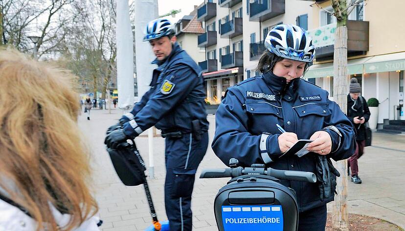 Der Kommunale Ordnungsdienst (KOD) mit seinen acht Mitarbeitern geh&ouml;rt in Heilbronn inzwischen zum Alltagsbild und sorgt bei den B&uuml;rgern f&uuml;r ein erh&ouml;htes Sicherheitsgef&uuml;hl wie hier in der Unteren Neckarstra&szlig;e. Foto: Archiv/Mugler