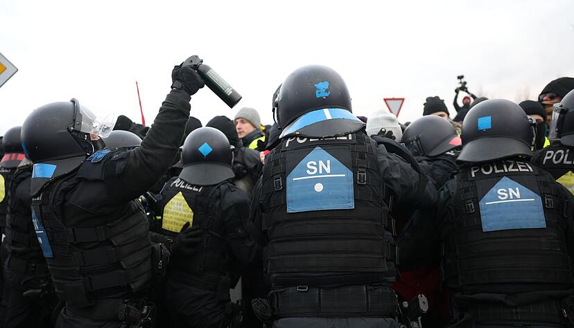 Die Polizei setzte Pfefferspray gegen Demonstranten ein (Archivbild). Die Polizei setzte Pfefferspray gegen Demonstranten ein (Archivbild).
