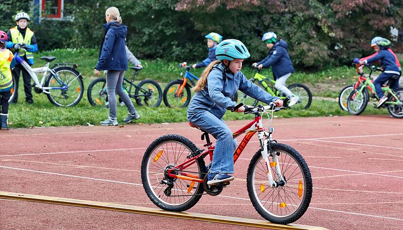Beim ADAC-Test durften die Kinder im Parcour selbst die R&auml;der ausprobieren und ihre Bewertung abgeben.