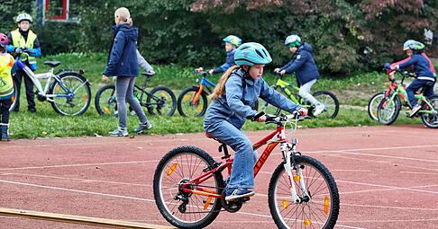 Beim ADAC-Test durften die Kinder im Parcour selbst die R&auml;der ausprobieren und ihre Bewertung abgeben.