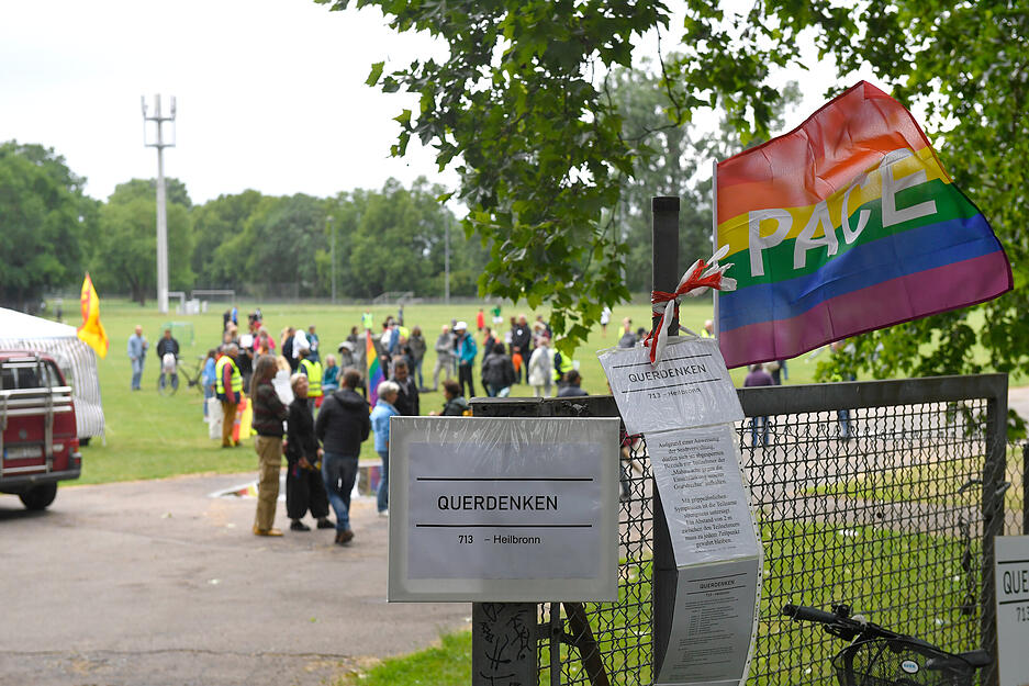 Demo gegen Corona-Einschränkungen trifft auf Gegendemo