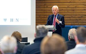 16 Minuten dauerte der Streifzug durch Klingenberg von Oberb&uuml;rgermeister Harry Mergel, danach hatten die B&uuml;rger das Wort. Foto: Mario Berger