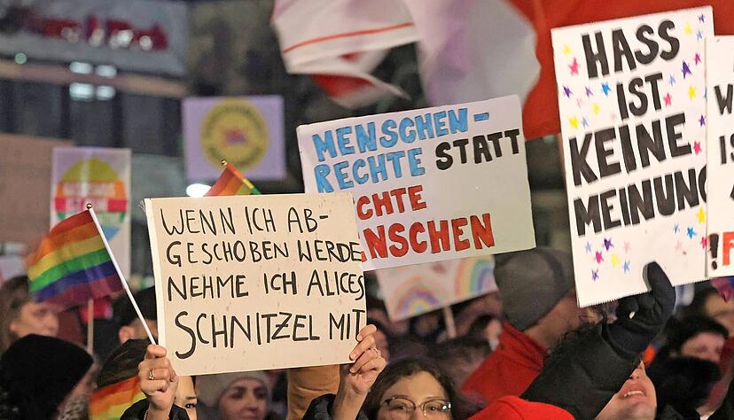 Ganz so viele Menschen wie in Heilbronn (Foto) werden es in Öhringen nicht werden, die Veranstalter rechnen aber mit weit über 500 Teilnehmern.
Foto: Ralf Seidel Ganz so viele Menschen wie in Heilbronn (Foto) werden es in Öhringen nicht werden, die Veranstalter rechnen aber mit weit über 500 Teilnehmern.
Foto: Ralf Seidel