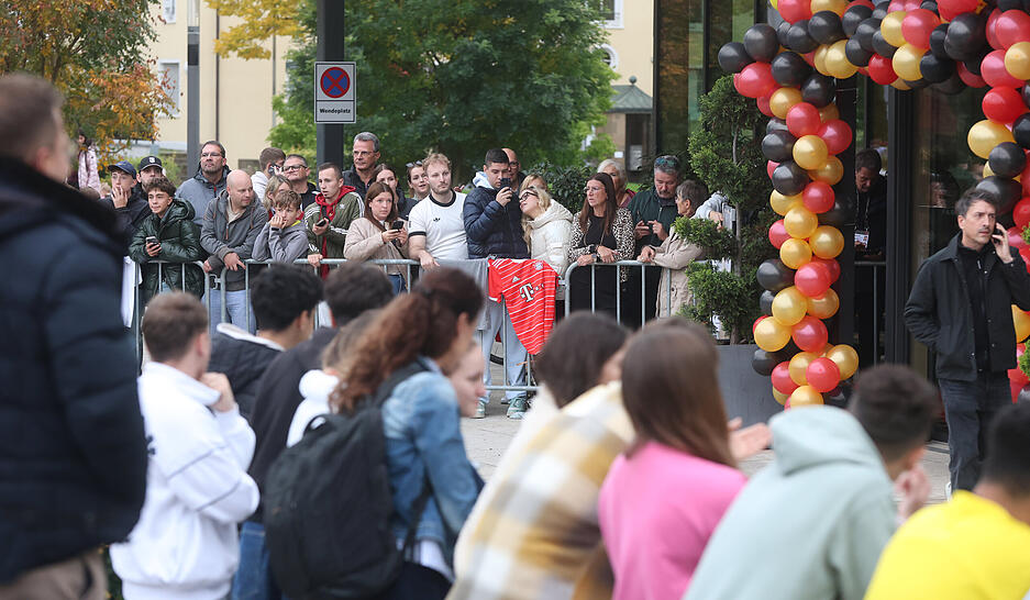 Das DFB-Team übernachtet am Donnerstag vor dem WM-Qualifikationsspiel im Parkhotel in Heilbronn. Zahlreiche Fans haben die Fußball-Stars in Empfang genommen. Es gab Autogramme und Fotos.