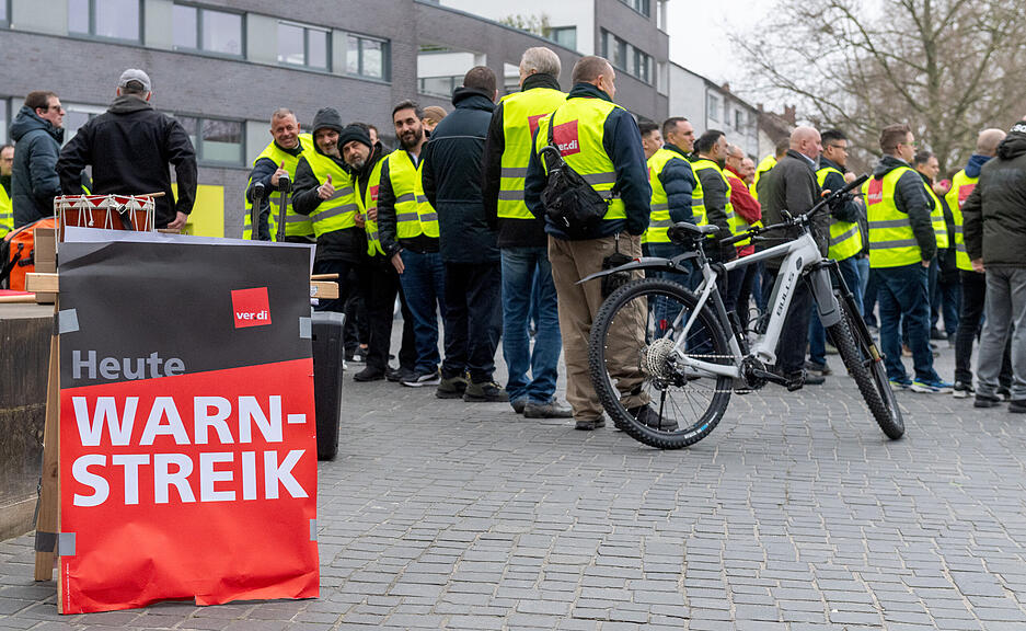Sie haben den Platz bewusst gewählt, "damit die Leute sehen, wenn sich was tut“, so die Gewerkschaft Verdi.