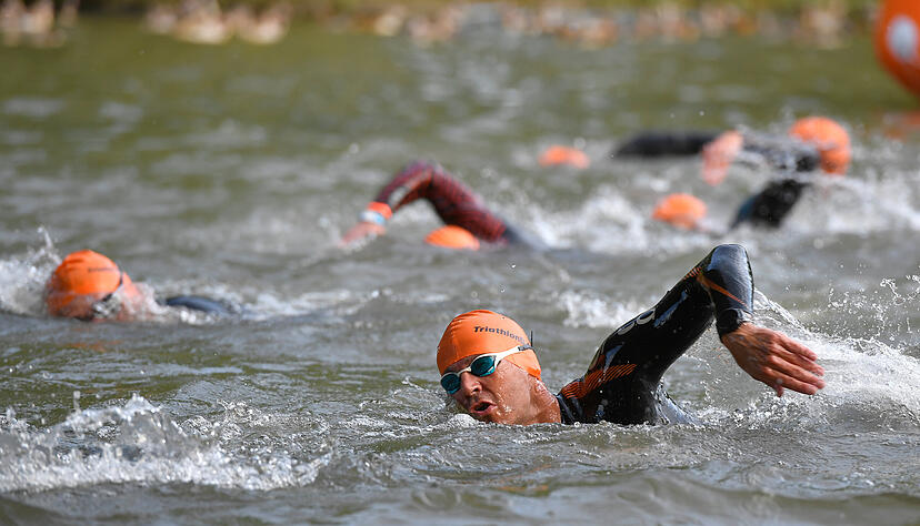 Es ist eine Riesenanstrengung, auf der Mitteldistanz 1,9 Kilometer den Neckar stromauf- und stromabwärts zu schwimmen. Da muss schon mal von Kraul auf Brust umgestellt werden. Es ist eine Riesenanstrengung, auf der Mitteldistanz 1,9 Kilometer den Neckar stromauf- und stromabwärts zu schwimmen. Da muss schon mal von Kraul auf Brust umgestellt werden.