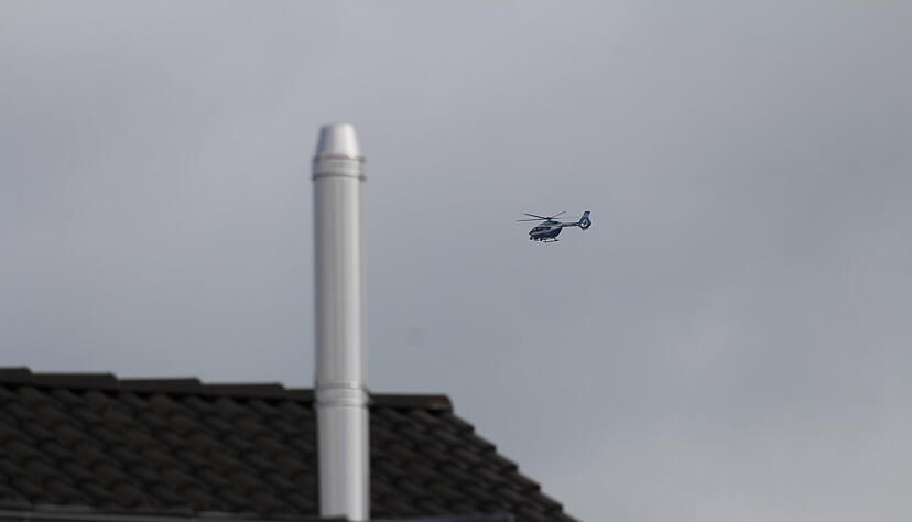 Die Polizei sucht auch per Hubschrauber nach einem Mann in Bad Wimpfen.