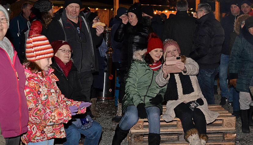 Heimatgefühl im heißen Becher beim Winterglühen in Möckmühl - STIMME.de Heimatgefühl im heißen Becher beim Winterglühen in Möckmühl - STIMME.de