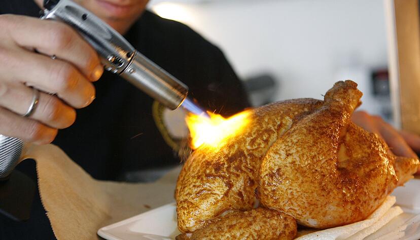 Gefl&uuml;gel l&auml;sst sich mit dem Bunsenbrenner vielleicht etwas nachbr&auml;unen. Richtig knusprig bekommt man Ente und Co. eher nicht. Die rasche Hitze w&uuml;rde laut Lafer die Haut zu schnell schwarz machen.