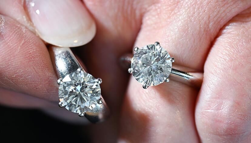 Der Ring mit dem nat&uuml;rlichen drei Karat gro&szlig;en Diamanten (links) kostet nach Angaben des H&auml;ndlers rund 65.000 Euro. Jener mit der synthetischen Variante nur rund 4.000 Euro.