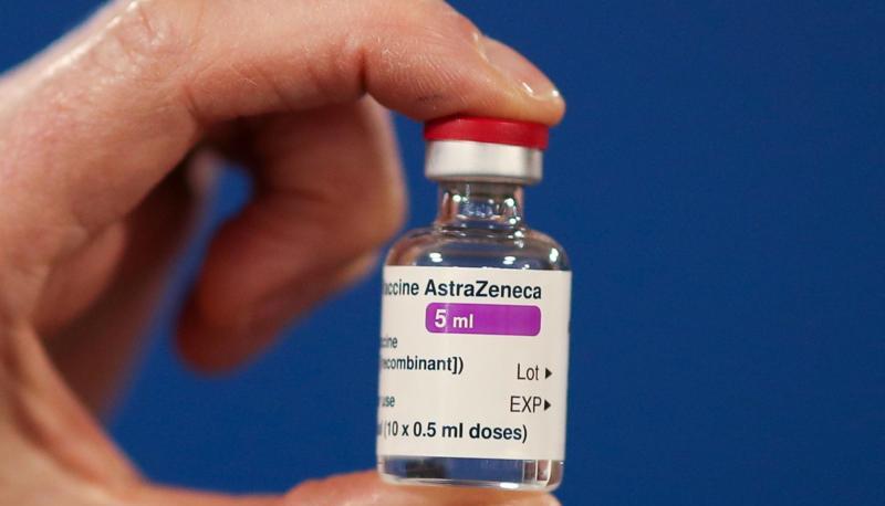 Eine Ampulle des Corona-Impfstoffs von Astrazeneca.