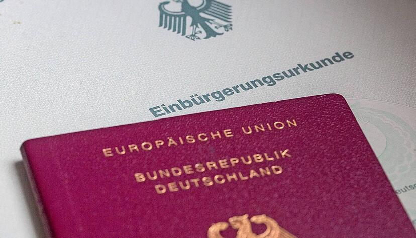 Mit der Reform des deutschen Staatsangehörigkeitsrechts wird es ab Donnerstag dieser Woche grundsätzlich für alle möglich sein, die deutsche Staatsbürgerschaft zu erwerben − eine ausländische muss nicht mehr abgelegt werden. Mit der Reform des deutschen Staatsangehörigkeitsrechts wird es ab Donnerstag dieser Woche grundsätzlich für alle möglich sein, die deutsche Staatsbürgerschaft zu erwerben − eine ausländische muss nicht mehr abgelegt werden.