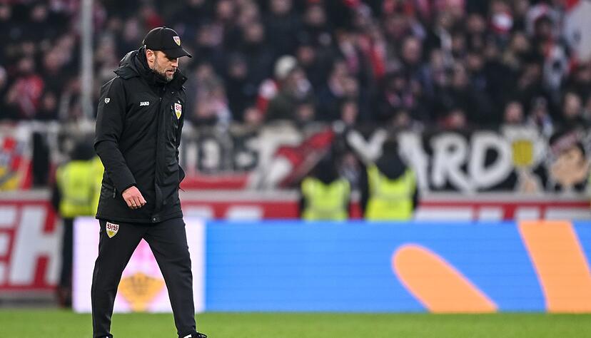 Sebastian Hoene&szlig; verl&auml;sst geknickt den Platz.