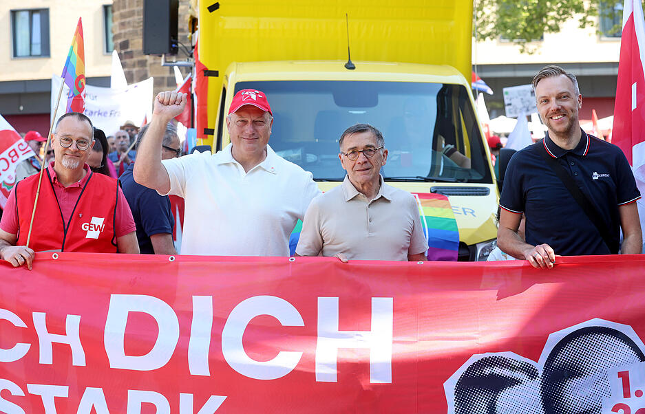 An der Kundgebung beteiligten sich unter anderem Mitglieder von Gewerkschaften und Parteien.